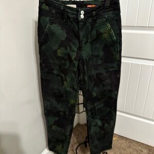 Women's PILCRO Black/Green camo utility/cargo jeans - size 27